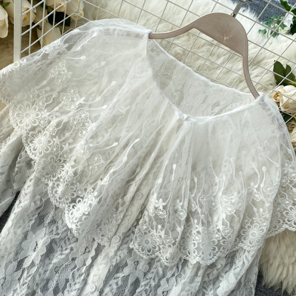 Γυναικεία δαντελένια μπλούζα με λάστικο στα μανίκια σε λευκό και μπεζ χρώμα