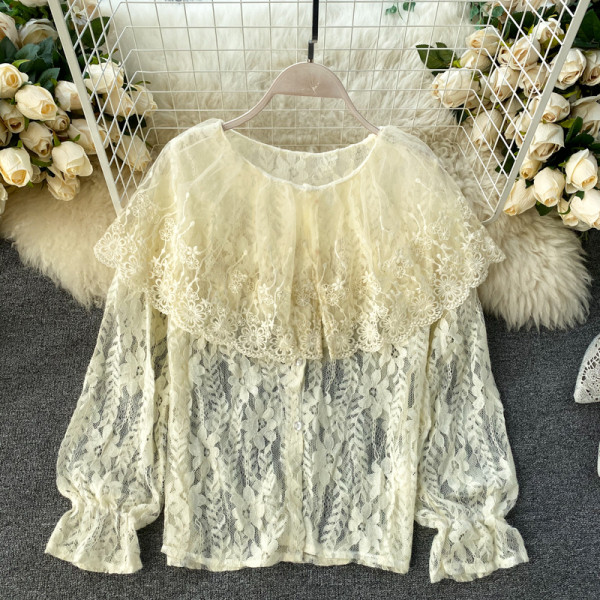 Γυναικεία δαντελένια μπλούζα με λάστικο στα μανίκια σε λευκό και μπεζ χρώμα