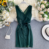 Rövid női ruha nyakkendővel és V-nyakkal