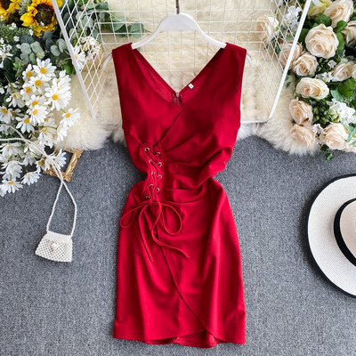 Rövid női ruha nyakkendővel és V-nyakkal