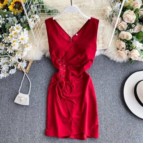 Rövid női ruha nyakkendővel és V-nyakkal