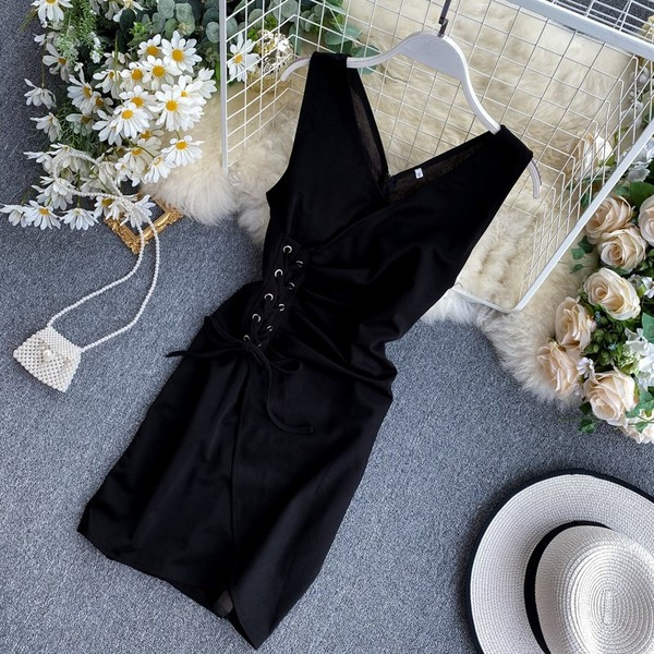 Rövid női ruha nyakkendővel és V-nyakkal