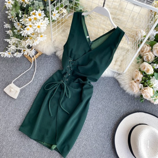 Rövid női ruha nyakkendővel és V-nyakkal