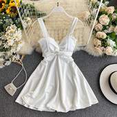 Σύντομο γυναικείο φόρεμα με τιραντάκια και V-λαιμόκοψη