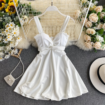 Σύντομο γυναικείο φόρεμα με τιραντάκια και V-λαιμόκοψη