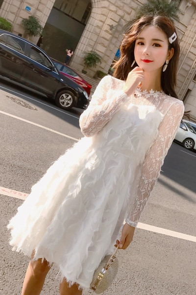 Elegáns női csipkeruha hosszú ujjal és rojtokkal