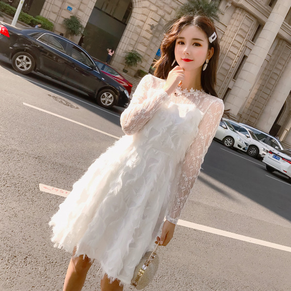 Elegáns női csipkeruha hosszú ujjal és rojtokkal