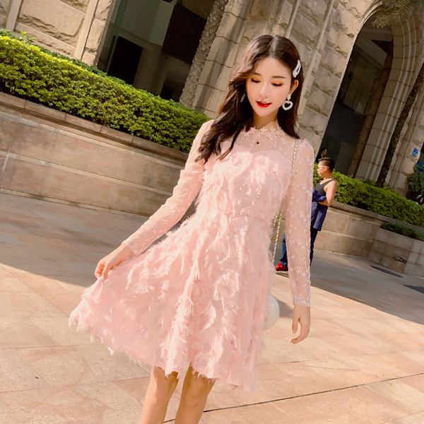 Elegáns női csipkeruha hosszú ujjal és rojtokkal