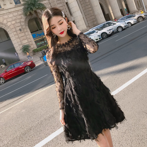 Elegáns női csipkeruha hosszú ujjal és rojtokkal