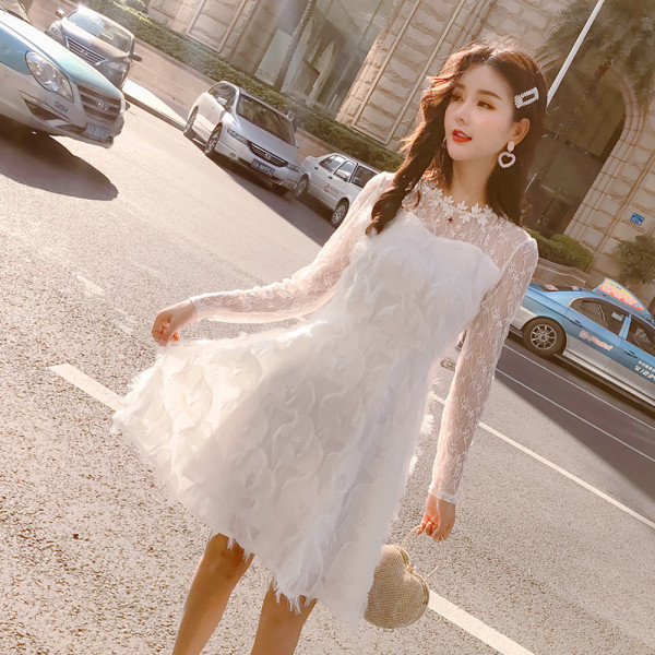 Elegáns női csipkeruha hosszú ujjal és rojtokkal