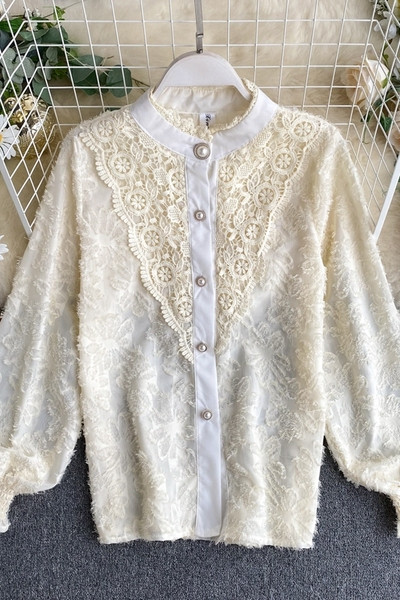 Stiilne valge ja beeži pitsi ja nööpidega naiste särk