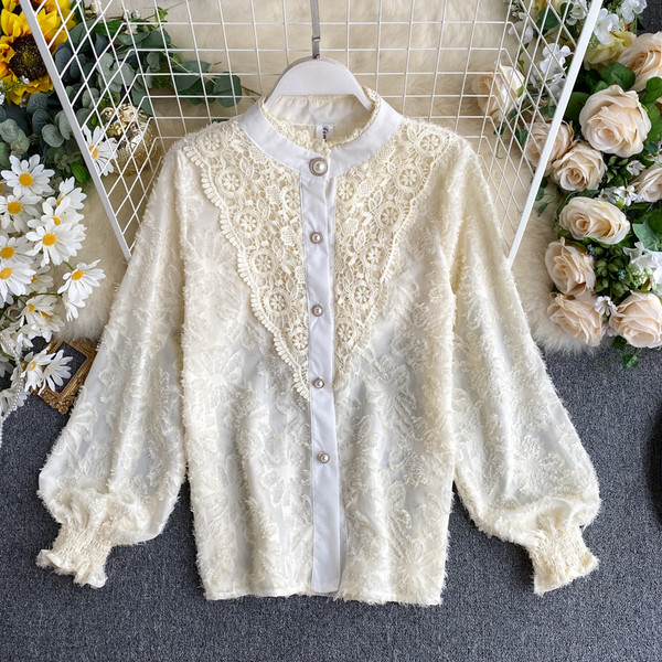 Stiilne valge ja beeži pitsi ja nööpidega naiste särk