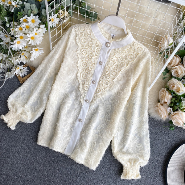 Stiilne valge ja beeži pitsi ja nööpidega naiste särk