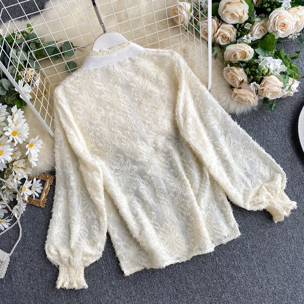 Stiilne valge ja beeži pitsi ja nööpidega naiste särk