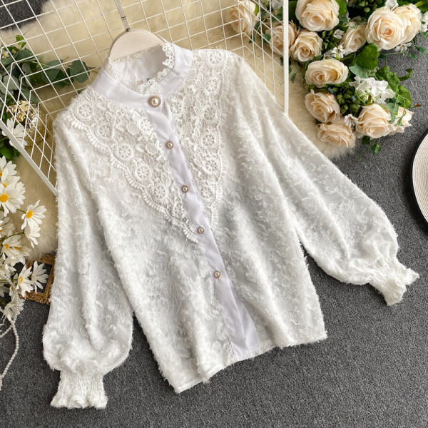 Stiilne valge ja beeži pitsi ja nööpidega naiste särk