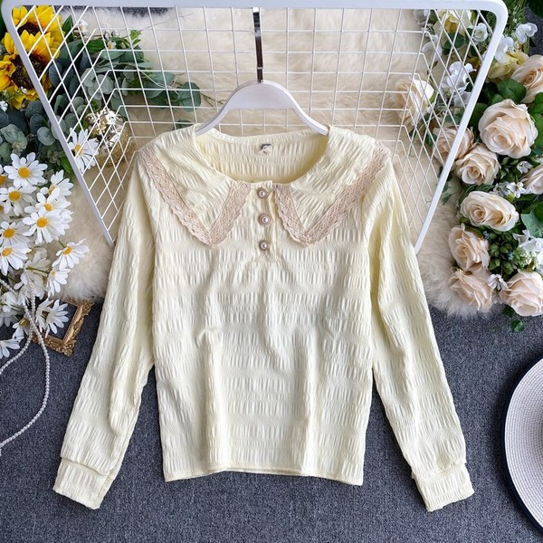 Γυναικεία κομψή μπλούζα με κουμπιά και δαντέλα