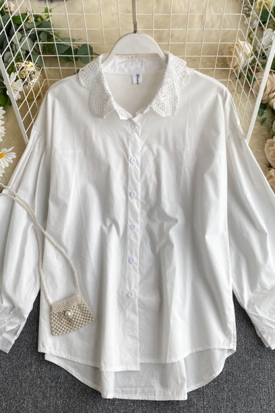 Tavaline naiste särk pitsilise klassikalise kraega, valge ja must