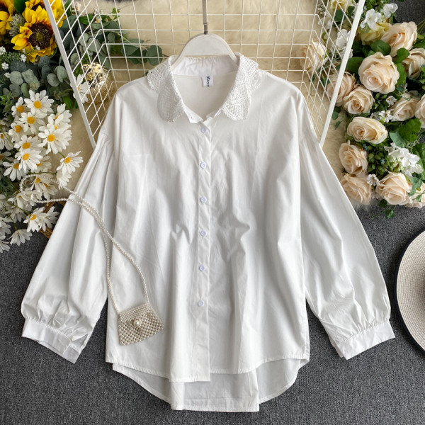 Tavaline naiste särk pitsilise klassikalise kraega, valge ja must