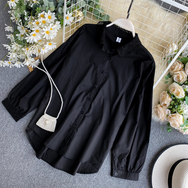 Tavaline naiste särk pitsilise klassikalise kraega, valge ja must