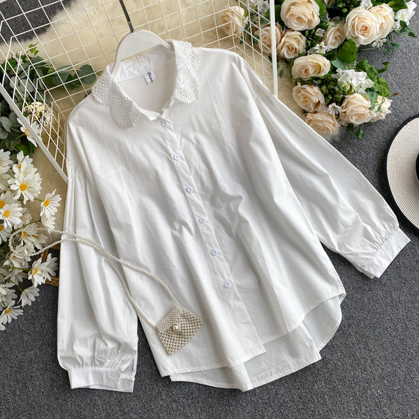 Tavaline naiste särk pitsilise klassikalise kraega, valge ja must