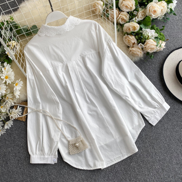 Tavaline naiste särk pitsilise klassikalise kraega, valge ja must