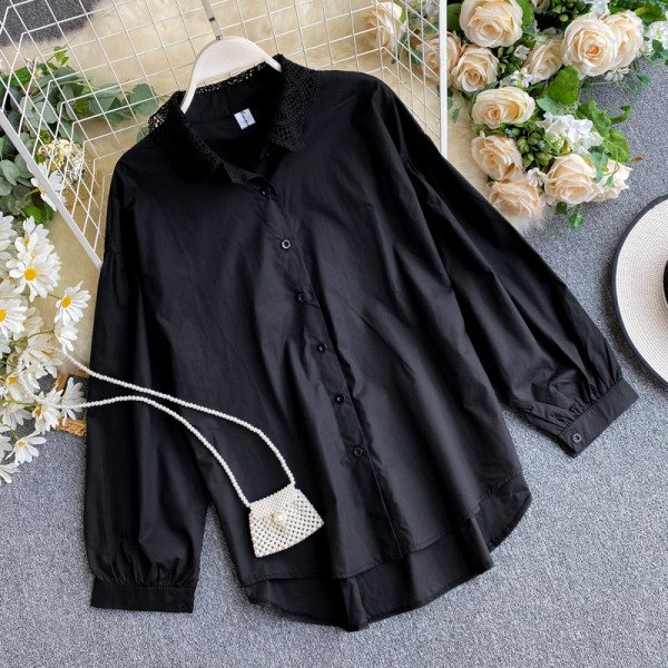 Tavaline naiste särk pitsilise klassikalise kraega, valge ja must