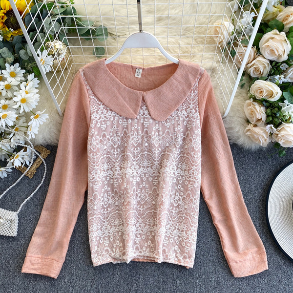 Γυναικεία μπλούζα με δαντέλα και στρογγυλή λαιμόκοψη σε μπλε, γκρι, ροδάκινο και λευκό χρώμα