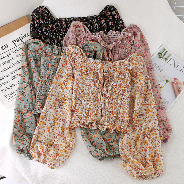 Rövid női ing virágos motívumokkal és széles ujjakkal