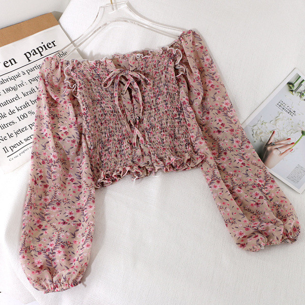 Rövid női ing virágos motívumokkal és széles ujjakkal