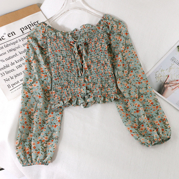 Rövid női ing virágos motívumokkal és széles ujjakkal