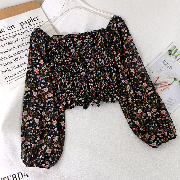 Rövid női ing virágos motívumokkal és széles ujjakkal