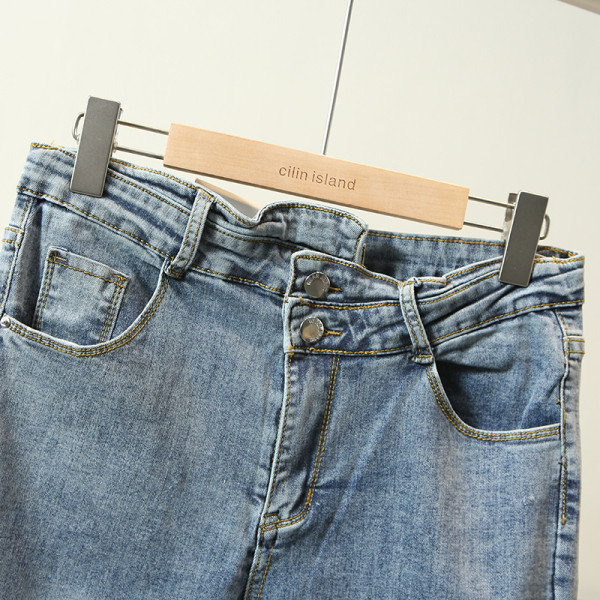 Modern női farmer szakadt motívumokkal - Karcsú modell