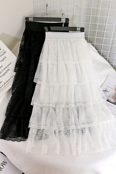 Modern női szoknya szabású modell csipkével és magas derékkal