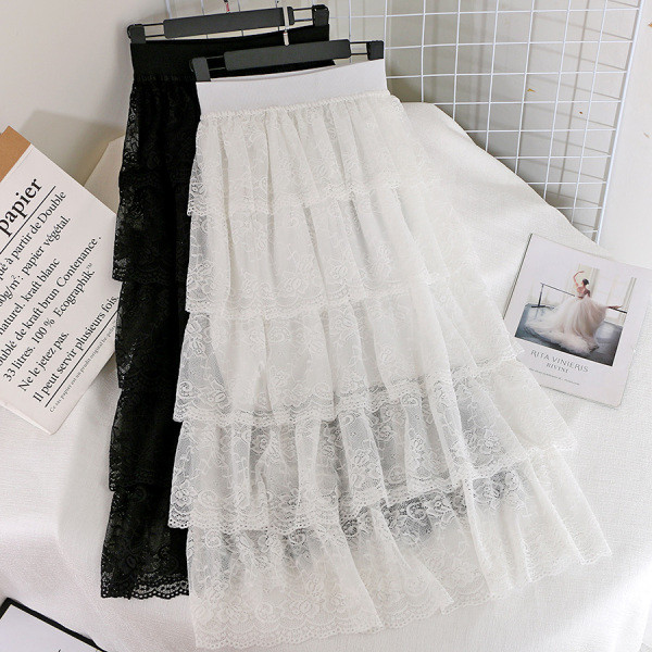 Modern női szoknya szabású modell csipkével és magas derékkal