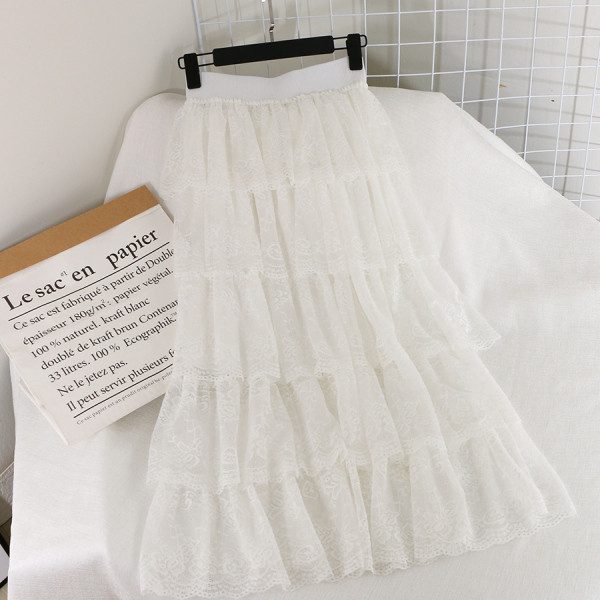 Modern női szoknya szabású modell csipkével és magas derékkal