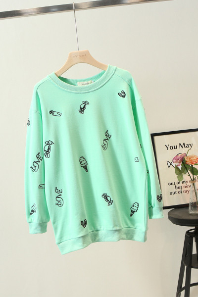 Moodne naiste pluus ovaalse kaelusega, pikkade varrukate ja tikandiga