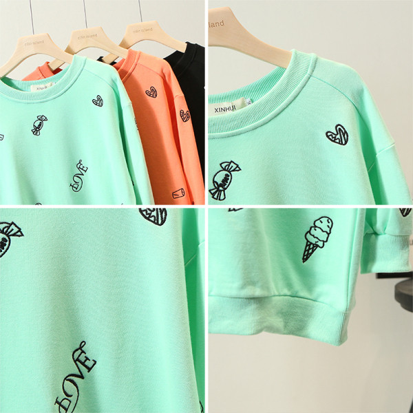 Moodne naiste pluus ovaalse kaelusega, pikkade varrukate ja tikandiga