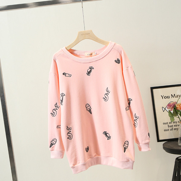 Moodne naiste pluus ovaalse kaelusega, pikkade varrukate ja tikandiga