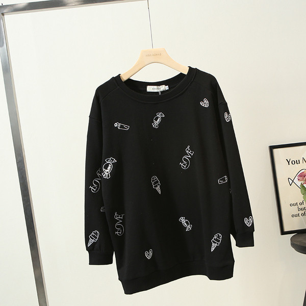 Moodne naiste pluus ovaalse kaelusega, pikkade varrukate ja tikandiga