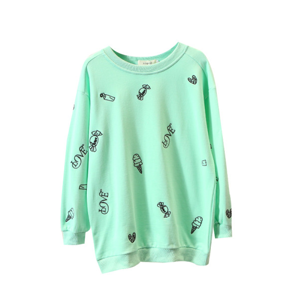 Moodne naiste pluus ovaalse kaelusega, pikkade varrukate ja tikandiga