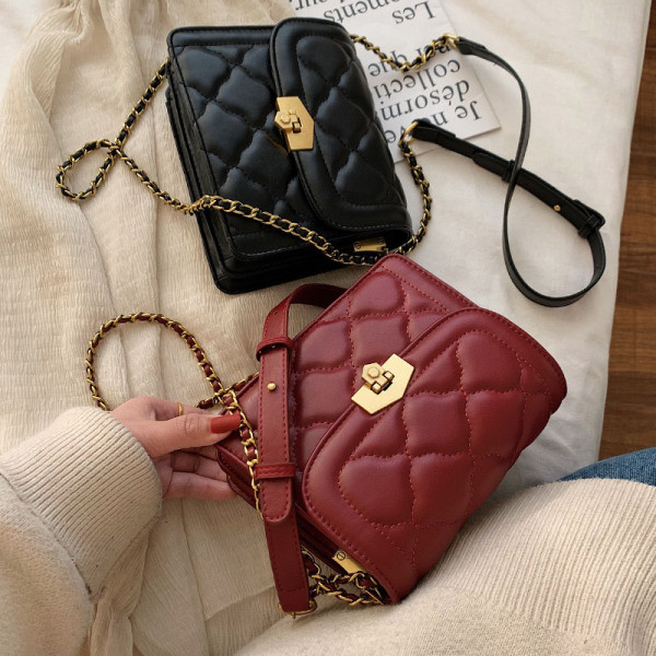 Öko bőrből készült női táska hosszú füllel, piros, fekete és bézs színben