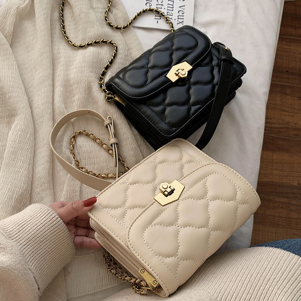 Öko bőrből készült női táska hosszú füllel, piros, fekete és bézs színben