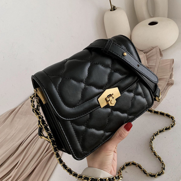 Öko bőrből készült női táska hosszú füllel, piros, fekete és bézs színben