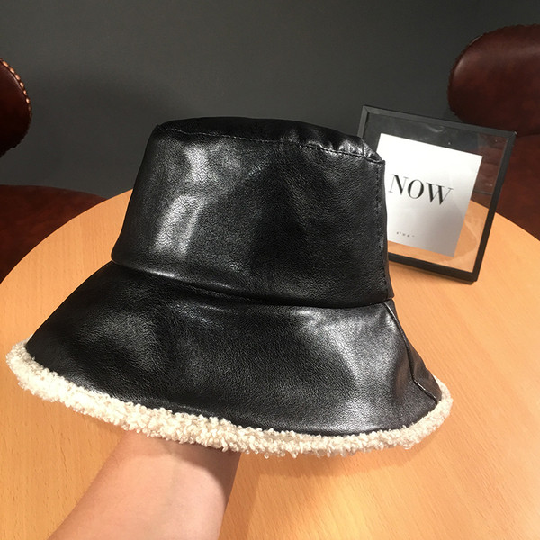 Aktuális női sapka műbőrből, puha béléssel