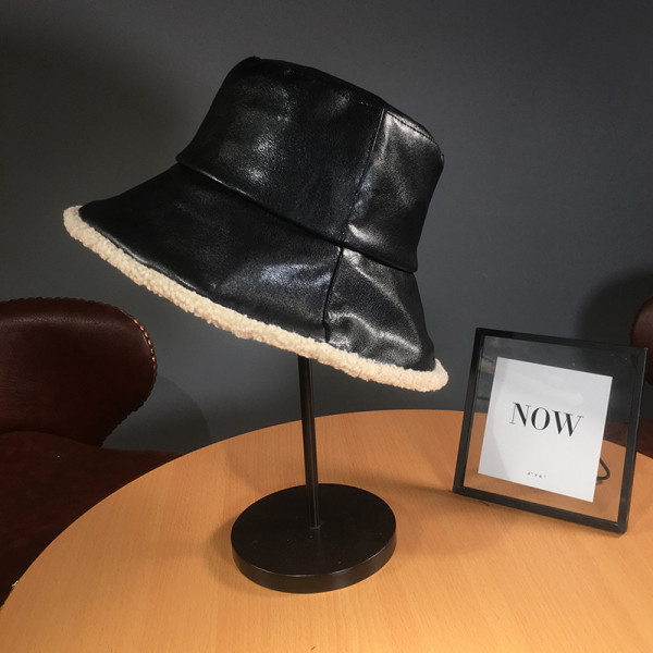 Aktuális női sapka műbőrből, puha béléssel