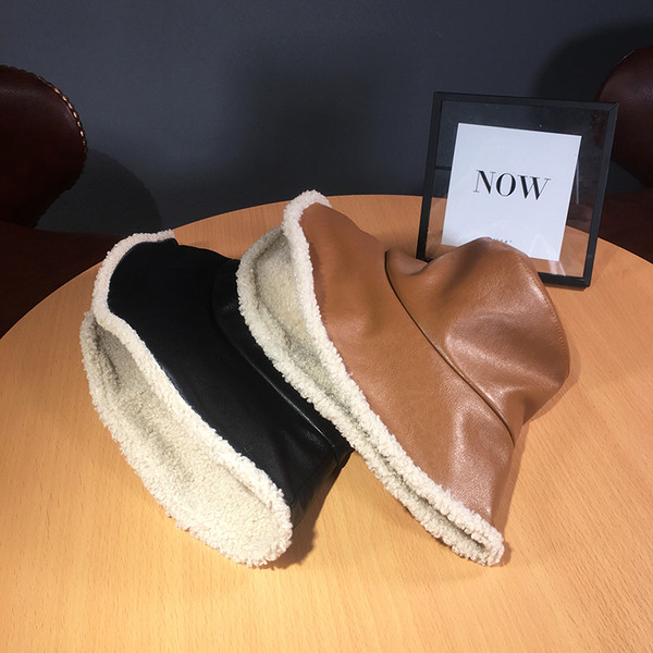 Aktuális női sapka műbőrből, puha béléssel