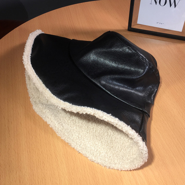 Aktuális női sapka műbőrből, puha béléssel