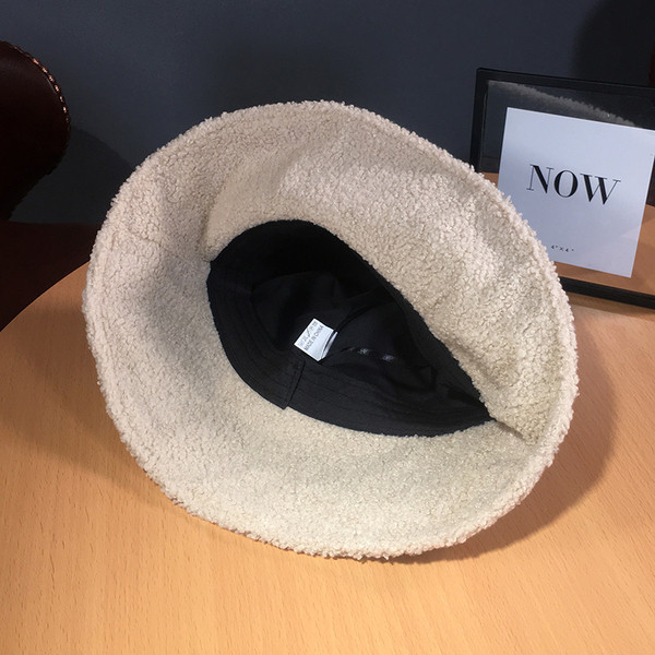 Aktuális női sapka műbőrből, puha béléssel