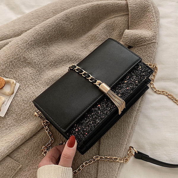 Stílusos női táska fémlánccal és fényes részecskékkel fekete, piros és bézs színben