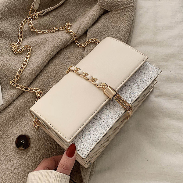 Stílusos női táska fémlánccal és fényes részecskékkel fekete, piros és bézs színben